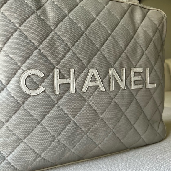 CHANEL Quilted Tote Bag - Picture 3 of 12